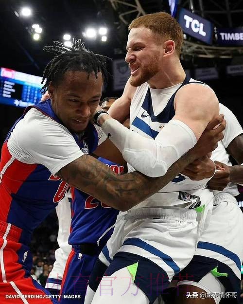 斯图尔特和布朗相互拉拽引发冲突，裁判回看吹罚两人各技犯